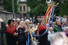 Seniorki niosą koronę podczas występów w Busku-Zdroju