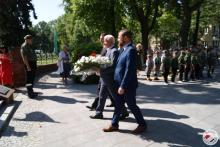 Delegacja Urzędu Miasta i Gminy na czele z Burmistrzem Waldemarem Sikorą składa kwiaty pod Pomnikiem Tadeusza Kościuszki