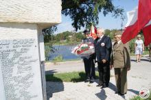 Delegacja ZŻWP Koło nr 5 w Busku- Zdroju składa kwiaty pod Pomnikiem Bohaterom poległym w latach 1939-1945 w Broninie