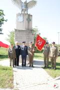 Członkowie ZŻWP pod pomnikiem Bohaterom Poległym w latach 1939-1945 w Broninie