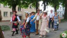 udział seniorów w marszu aleją Mickiewicza pod pomnik Leszka Czarnego