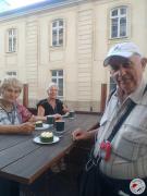 Seniorzy przy kawie i deserze w jednej z warszawskich restauracji