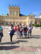 Seniorzy stoja przed Pałacem w Wilanowie