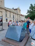 Seniorzy zwiedzają Stare Miasto