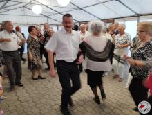 Seniorzy bawią się na zabawie tanecznej