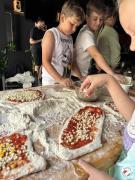 Dzieci na warsztatach pizzy