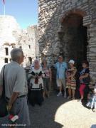 Seniorzy zwiedzają zamek w Ogrodzieńcu