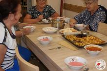 Seniorki-siedz-przy-stole-i-jedz-przygotowane-potrawy