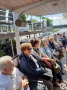 Seniorzy siedzą na pokładzie statku