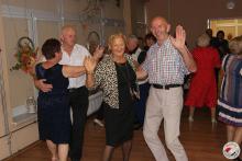 Uśmiechnięci Seniorzy w tańcu