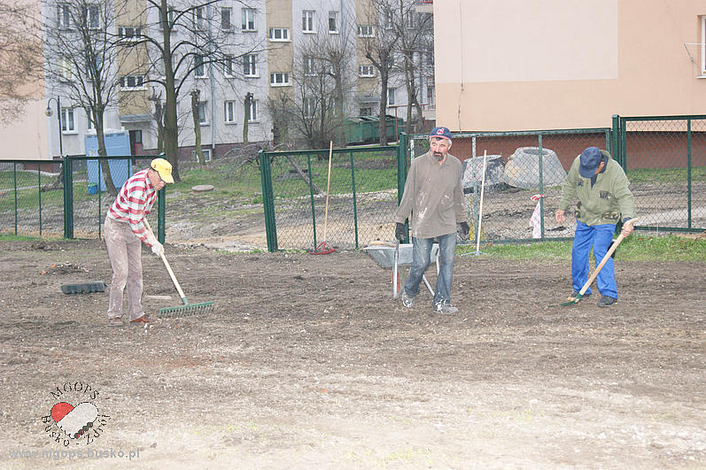 Bezdomni pomagają w pracach porządkowych