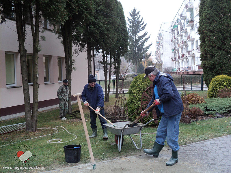 Bezdomni uczestniczą w pracach porządkowych