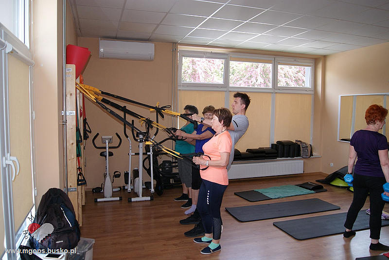 zdjęcie ćwiczących osób na zajęciach gimnastycznych u Pana Pawła