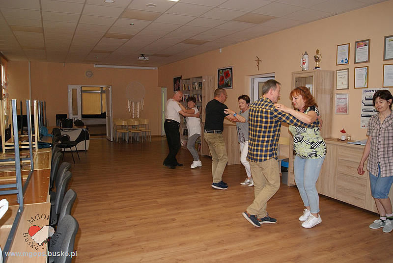 zdjęcie przedstawiajace uczestniczących na zajeciach tanecznych