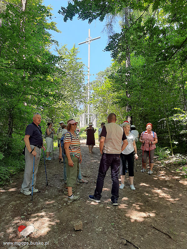Grupa seniorów, na szlaku przy krzyżu na Bruszni