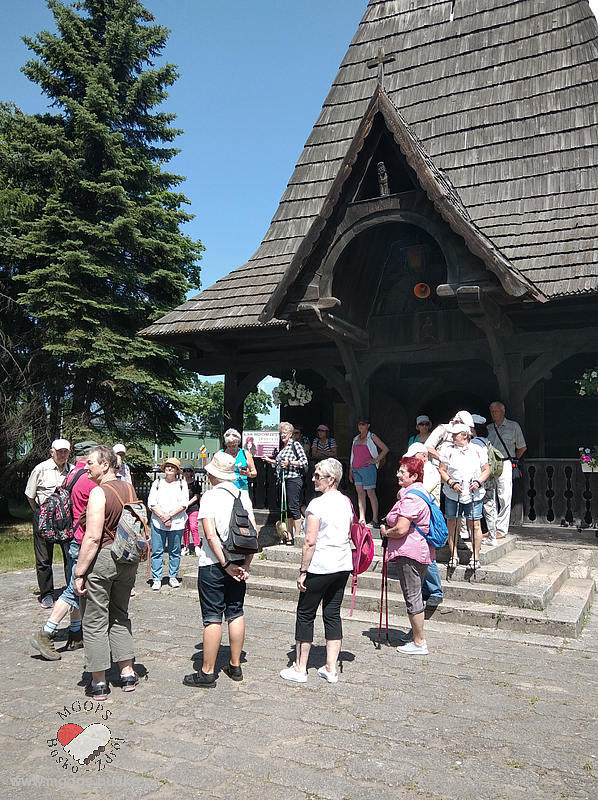 Seniorzy zwiedzają kościół Przemienienia Pańskiego na Białogonie 