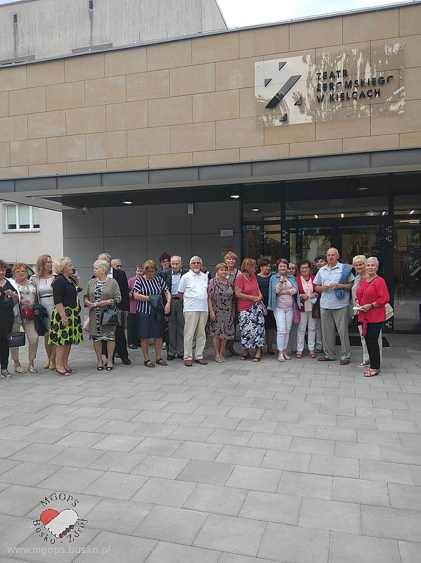 Grupa seniorów przed Teatrem im. S. Żeromskiego w Kielcach