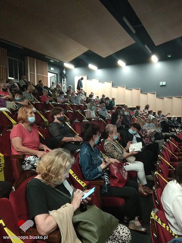 Seniorzy siedzą na widowni w Teatrze im. S. Żeromskiego w Kielcach